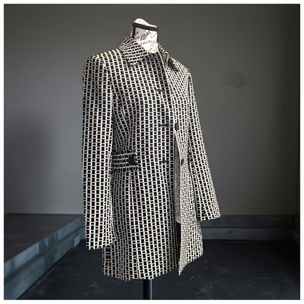 Classiques Entier Geometric Trench Coat | Timeless Tailored Elegance - Picture 3 of 12